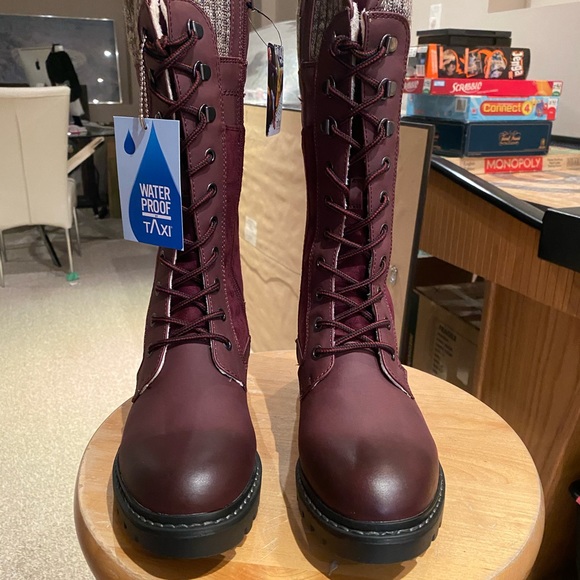 Burgundy tall boots - Picture 4 of 4
